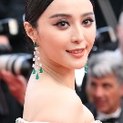 Сережки-біжутерія (68 фото): великі вечірні і великі повсякденні моделі, красиві і модні образи з люстрами