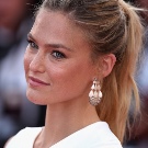 Сережки-біжутерія (68 фото): великі вечірні і великі повсякденні моделі, красиві і модні образи з люстрами