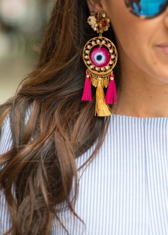 Сережки-біжутерія (68 фото): великі вечірні і великі повсякденні моделі, красиві і модні образи з люстрами