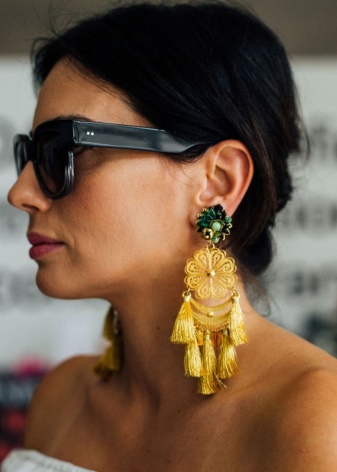 Сережки-біжутерія (68 фото): великі вечірні і великі повсякденні моделі, красиві і модні образи з люстрами