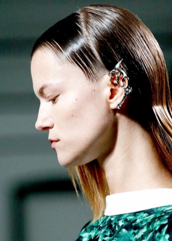 Сережки-біжутерія (68 фото): великі вечірні і великі повсякденні моделі, красиві і модні образи з люстрами