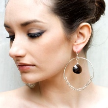 Сережки-біжутерія (68 фото): великі вечірні і великі повсякденні моделі, красиві і модні образи з люстрами