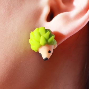 Сережки-біжутерія (68 фото): великі вечірні і великі повсякденні моделі, красиві і модні образи з люстрами