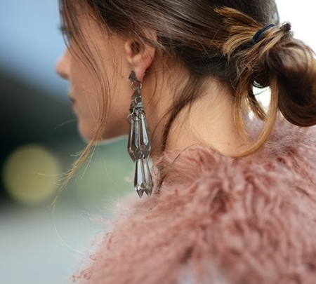 Сережки-біжутерія (68 фото): великі вечірні і великі повсякденні моделі, красиві і модні образи з люстрами