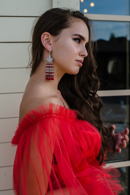 Сережки-біжутерія (68 фото): великі вечірні і великі повсякденні моделі, красиві і модні образи з люстрами