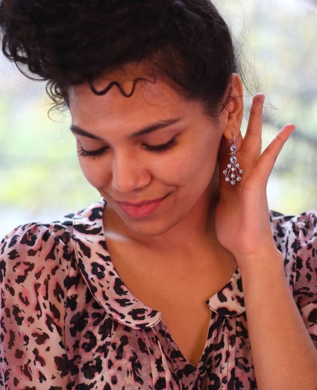 Сережки-біжутерія (68 фото): великі вечірні і великі повсякденні моделі, красиві і модні образи з люстрами