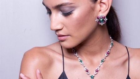 Сережки Bulgari (72 фото): сережки від іменитого бренду – скарб на ваших вухах