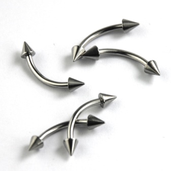 Сережки для пірсингу (94 фото): моделі сережок для вушок, пупка і носа, золоті для мови і губ та інші види