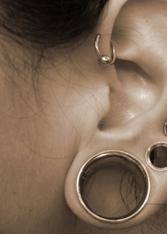 Сережки для пірсингу (94 фото): моделі сережок для вушок, пупка і носа, золоті для мови і губ та інші види