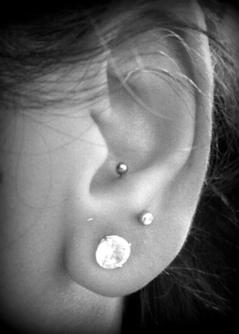 Сережки для пірсингу (94 фото): моделі сережок для вушок, пупка і носа, золоті для мови і губ та інші види