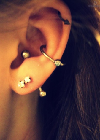 Сережки для пірсингу (94 фото): моделі сережок для вушок, пупка і носа, золоті для мови і губ та інші види