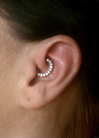 Сережки для пірсингу (94 фото): моделі сережок для вушок, пупка і носа, золоті для мови і губ та інші види