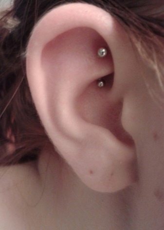 Сережки для пірсингу (94 фото): моделі сережок для вушок, пупка і носа, золоті для мови і губ та інші види