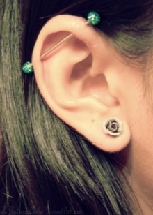 Сережки для пірсингу (94 фото): моделі сережок для вушок, пупка і носа, золоті для мови і губ та інші види