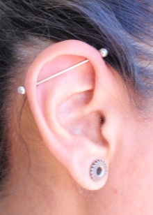 Сережки для пірсингу (94 фото): моделі сережок для вушок, пупка і носа, золоті для мови і губ та інші види