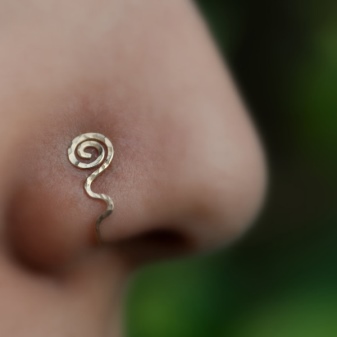 Сережки для пірсингу (94 фото): моделі сережок для вушок, пупка і носа, золоті для мови і губ та інші види