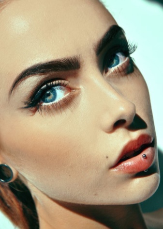 Сережки для пірсингу (94 фото): моделі сережок для вушок, пупка і носа, золоті для мови і губ та інші види