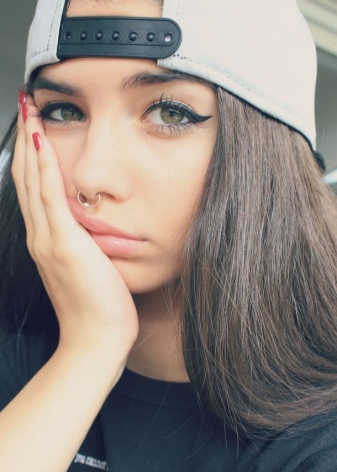 Сережки для пірсингу (94 фото): моделі сережок для вушок, пупка і носа, золоті для мови і губ та інші види