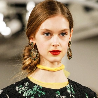 Сережки Oscar de la Renta (71 фото): моделі з бісеру та кришталю від модного будинку Оскар де ла Рента