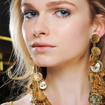 Сережки Oscar de la Renta (71 фото): моделі з бісеру та кришталю від модного будинку Оскар де ла Рента