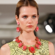 Сережки Oscar de la Renta (71 фото): моделі з бісеру та кришталю від модного будинку Оскар де ла Рента