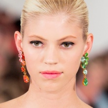 Сережки Oscar de la Renta (71 фото): моделі з бісеру та кришталю від модного будинку Оскар де ла Рента