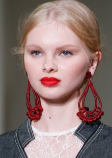 Сережки Oscar de la Renta (71 фото): моделі з бісеру та кришталю від модного будинку Оскар де ла Рента