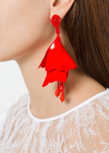 Сережки Oscar de la Renta (71 фото): моделі з бісеру та кришталю від модного будинку Оскар де ла Рента