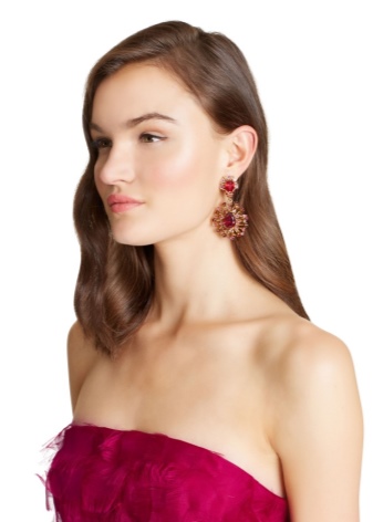 Сережки Oscar de la Renta (71 фото): моделі з бісеру та кришталю від модного будинку Оскар де ла Рента