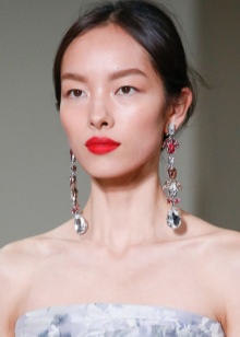 Сережки Oscar de la Renta (71 фото): моделі з бісеру та кришталю від модного будинку Оскар де ла Рента