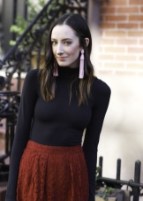 Сережки Oscar de la Renta (71 фото): моделі з бісеру та кришталю від модного будинку Оскар де ла Рента