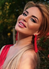 Сережки Oscar de la Renta (71 фото): моделі з бісеру та кришталю від модного будинку Оскар де ла Рента