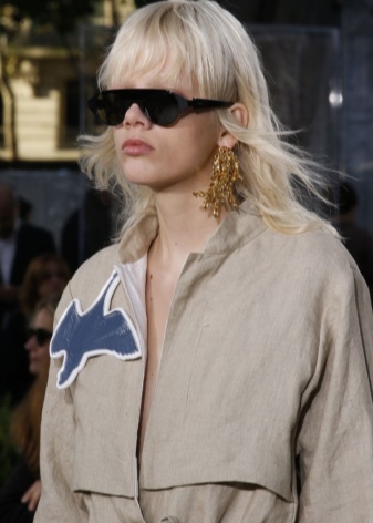 Сережки Oscar de la Renta (71 фото): моделі з бісеру та кришталю від модного будинку Оскар де ла Рента