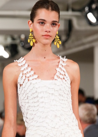 Сережки Oscar de la Renta (71 фото): моделі з бісеру та кришталю від модного будинку Оскар де ла Рента