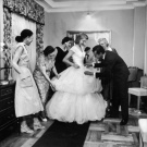 Сережки Oscar de la Renta (71 фото): моделі з бісеру та кришталю від модного будинку Оскар де ла Рента