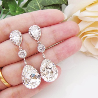 Сережки з кристалами Swarovski (65 фото): золоті і срібні сережки з камінням