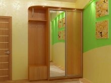 Шафа-купе в маленьку прихожу (59 фото): ідеї дизайну і розміри невеликих шаф, кутові моделі у вузьку передпокій