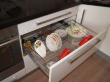 Шафи для посуду на кухню (43 фото): кухонні підлогові вітрини зі склом, навісні та кутові моделі, окремо стоячий високий шафа для посуду