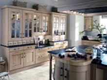 Шафи для посуду на кухню (43 фото): кухонні підлогові вітрини зі склом, навісні та кутові моделі, окремо стоячий високий шафа для посуду