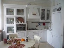 Шафи для посуду на кухню (43 фото): кухонні підлогові вітрини зі склом, навісні та кутові моделі, окремо стоячий високий шафа для посуду