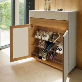 Шафи для взуття в передпокій (61 фото): вузькі і широкі взуттєві шафи, шафи з асиметричними дверима, високі кутові обувниці і інші варіанти