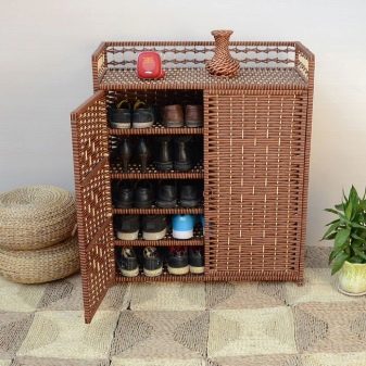 Шафи для взуття в передпокій (61 фото): вузькі і широкі взуттєві шафи, шафи з асиметричними дверима, високі кутові обувниці і інші варіанти