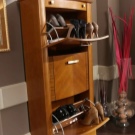 Шафи для взуття в передпокій (61 фото): вузькі і широкі взуттєві шафи, шафи з асиметричними дверима, високі кутові обувниці і інші варіанти