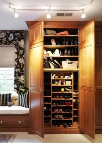 Шафи для взуття в передпокій (61 фото): вузькі і широкі взуттєві шафи, шафи з асиметричними дверима, високі кутові обувниці і інші варіанти