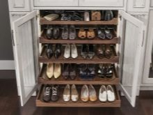 Шафи для взуття в передпокій (61 фото): вузькі і широкі взуттєві шафи, шафи з асиметричними дверима, високі кутові обувниці і інші варіанти