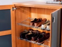 Шафи для взуття в передпокій (61 фото): вузькі і широкі взуттєві шафи, шафи з асиметричними дверима, високі кутові обувниці і інші варіанти