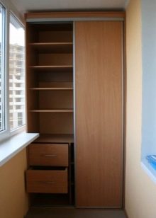 Шафи на балкон (108 фото): приклади вбудованих і пластикових балконних шаф, цікаві ідеї дизайну шаф з рольставнями і з вагонки