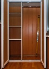 Шафи на балкон (108 фото): приклади вбудованих і пластикових балконних шаф, цікаві ідеї дизайну шаф з рольставнями і з вагонки