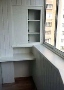 Шафи на балкон (108 фото): приклади вбудованих і пластикових балконних шаф, цікаві ідеї дизайну шаф з рольставнями і з вагонки