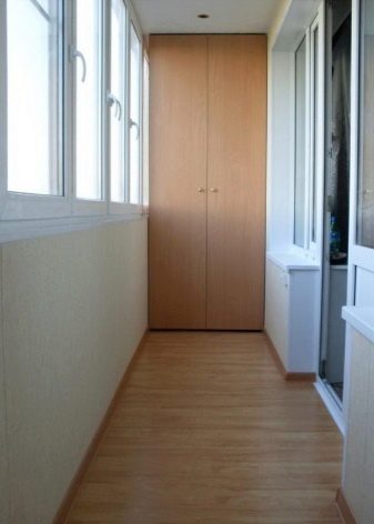 Шафи на балкон (108 фото): приклади вбудованих і пластикових балконних шаф, цікаві ідеї дизайну шаф з рольставнями і з вагонки